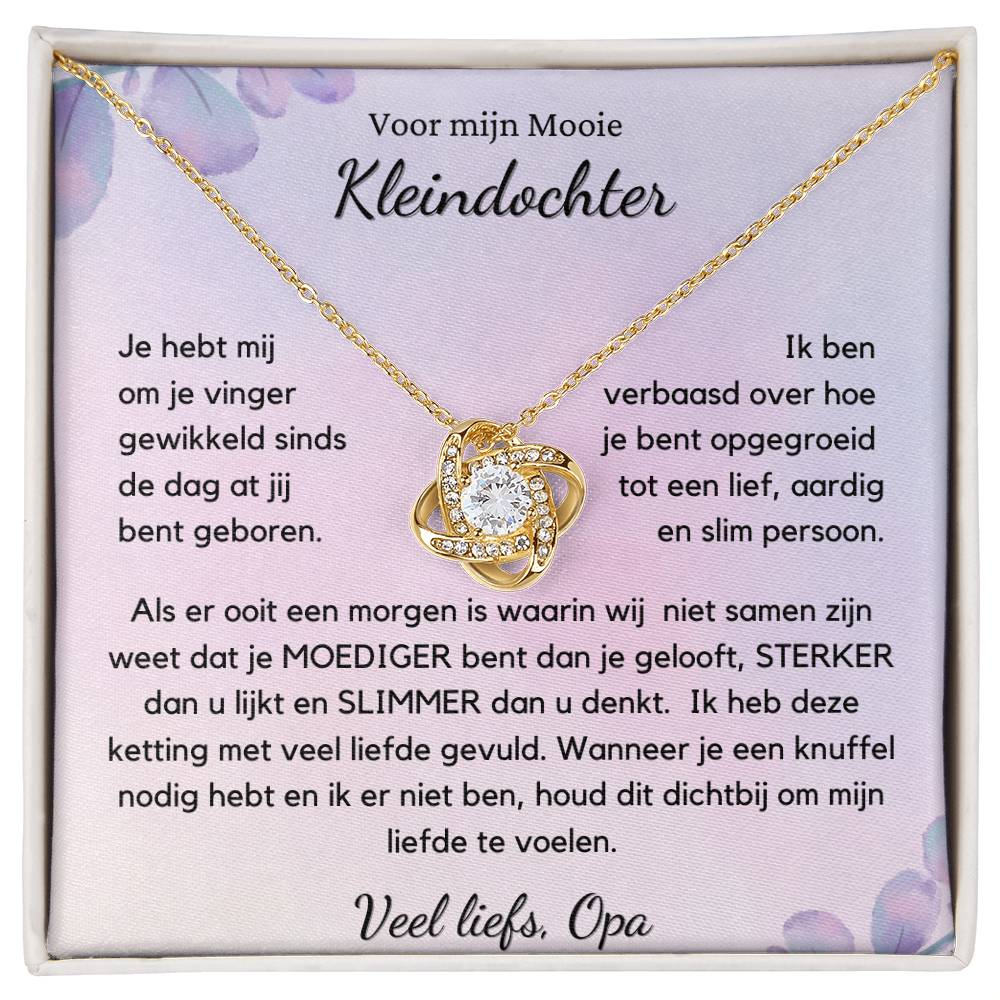 Stel je haar reactie voor wanneer ze deze prachtige Love Knot Ketting ontvangt. Dit juweel vertegenwoordigt een onbreekbare band tussen twee zielen en is voorzien van een prachtige hanger verfraaid met premium zirkonia kristallen. Verras je geliefde vandaag met dit prachtige geschenk!