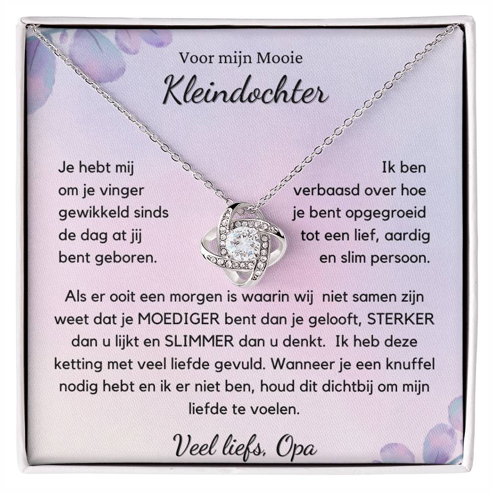 Stel je haar reactie voor wanneer ze deze prachtige Love Knot Ketting ontvangt. Dit juweel vertegenwoordigt een onbreekbare band tussen twee zielen en is voorzien van een prachtige hanger verfraaid met premium zirkonia kristallen. Verras je geliefde vandaag met dit prachtige geschenk!